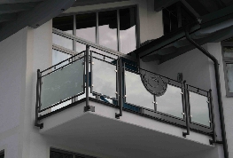 Balkongeländer Geländer Metall Glas grau silber