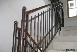 Treppengeländer Stahl Holzhandlauf