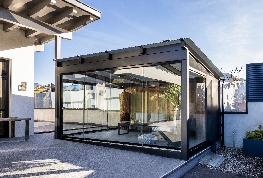 Pergola Pavillon Überdachung Glaselemente Glaswände Glasschiebetüren modern
